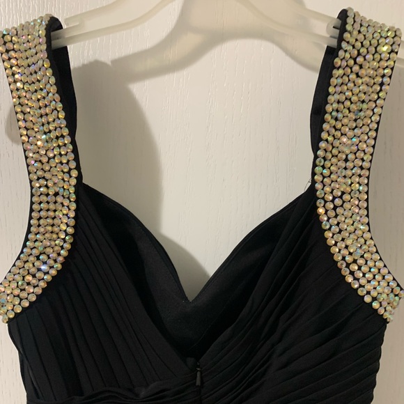 Black flowy dress with studded strap sleeves - Picture 4 of 6